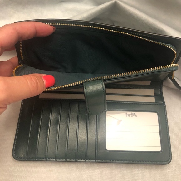 COACH wallet in deep green - Picture 4 of 4